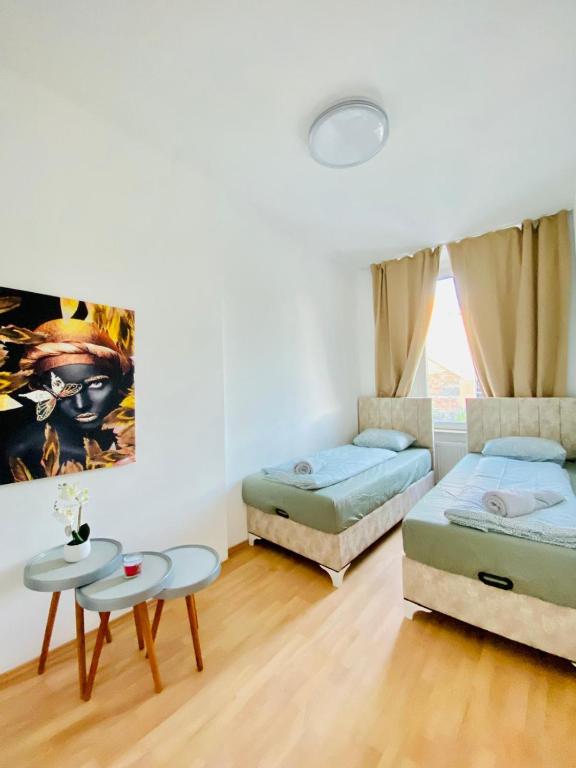 Postel nebo postele na pokoji v ubytování Comfortable 5BR shared Apt Well Connected Location