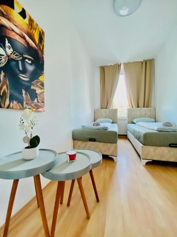 Postel nebo postele na pokoji v ubytování Comfortable 5BR shared Apt Well Connected Location