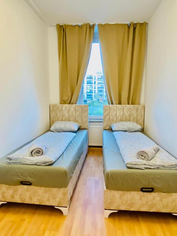 Postel nebo postele na pokoji v ubytování Comfortable 5BR shared Apt Well Connected Location