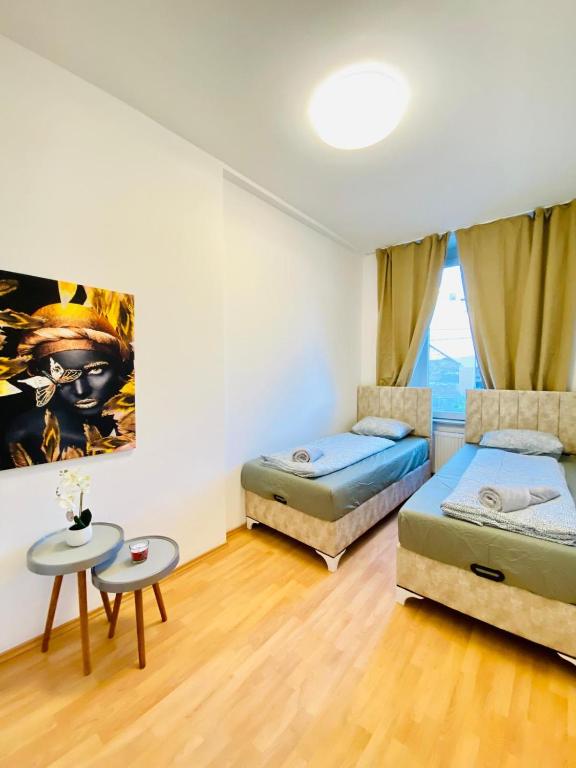 Postel nebo postele na pokoji v ubytování Comfortable 5BR shared Apt Well Connected Location