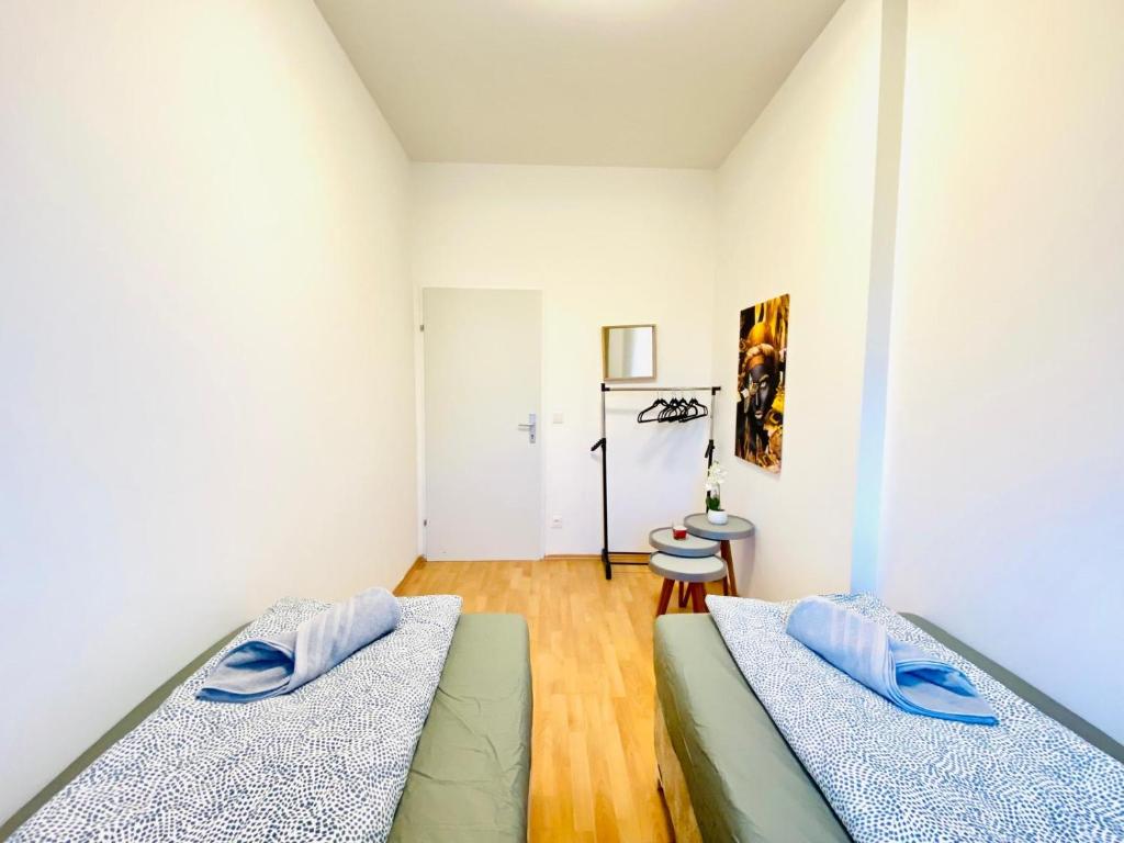 Postel nebo postele na pokoji v ubytování Comfortable 5BR shared Apt Well Connected Location