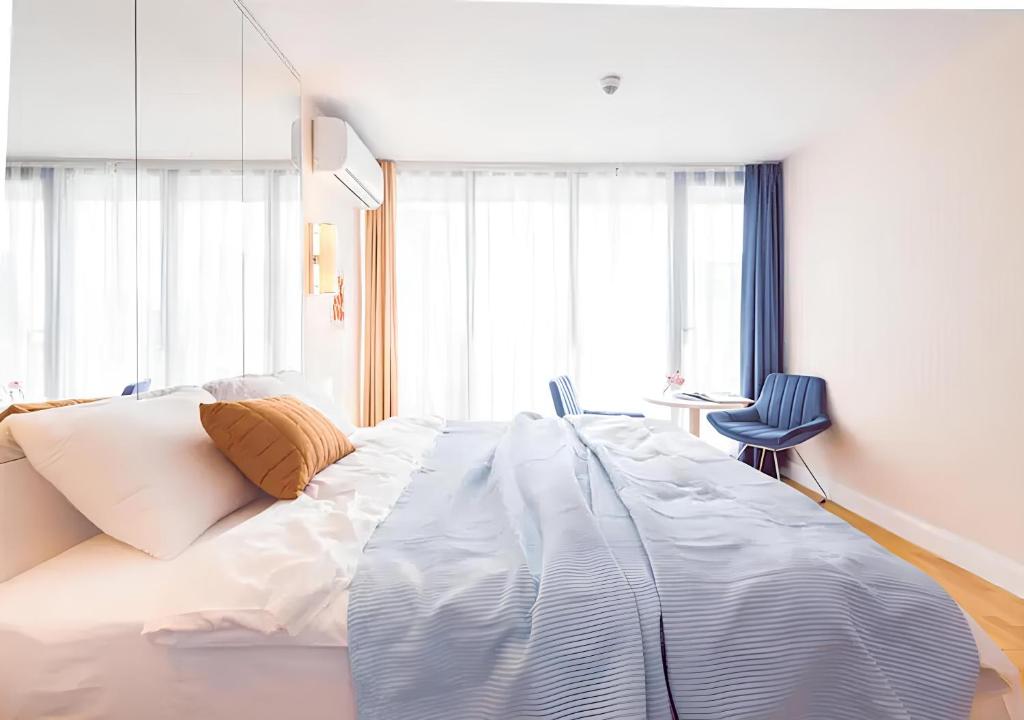 Postel nebo postele na pokoji v ubytování Panorama Orbi City Aparthotel