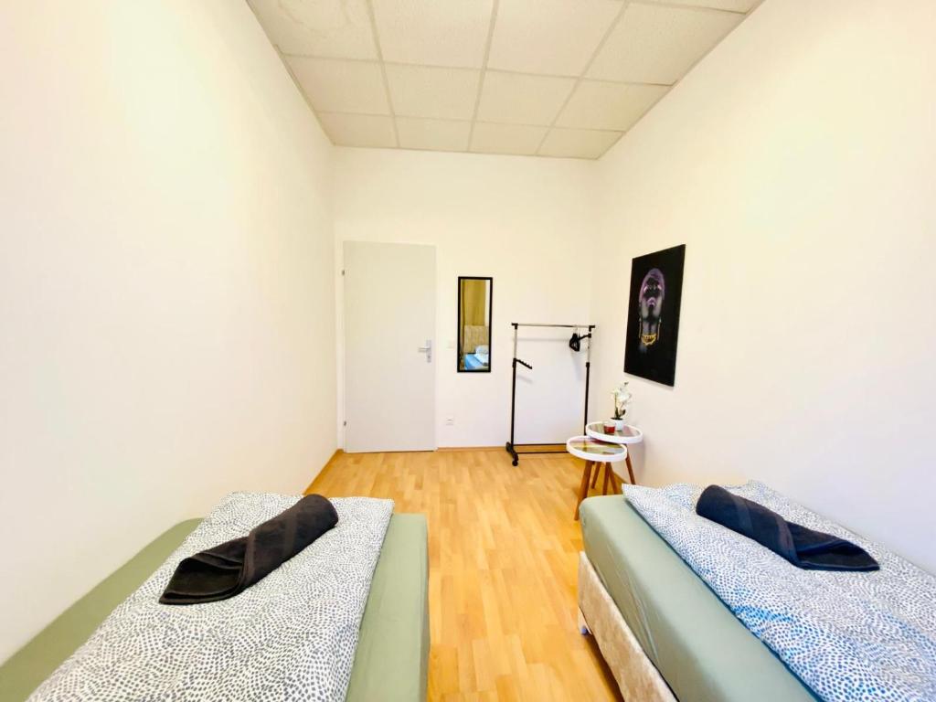 Postel nebo postele na pokoji v ubytování Comfortable 5BR shared Apt Well Connected Location