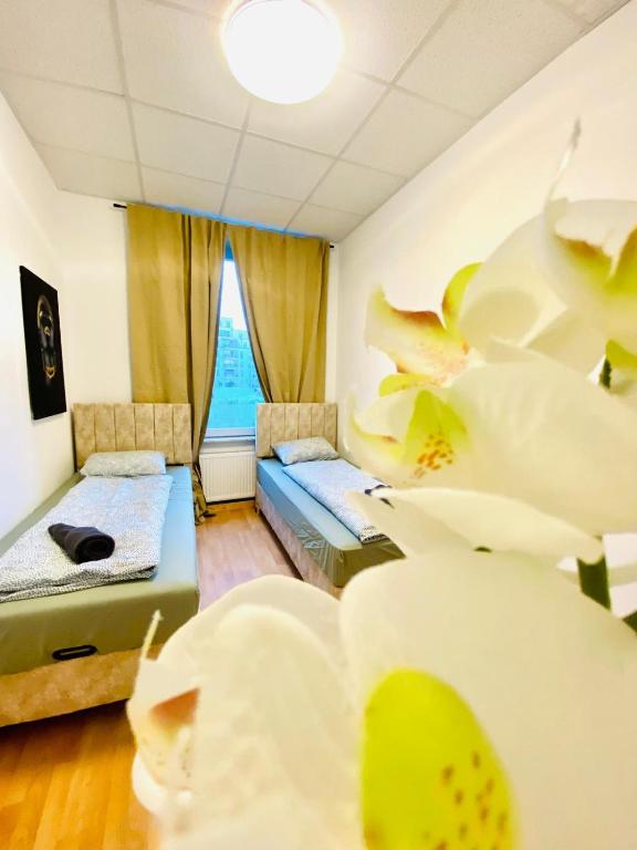 Postel nebo postele na pokoji v ubytování Comfortable 5BR shared Apt Well Connected Location
