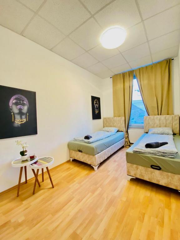 Postel nebo postele na pokoji v ubytování Comfortable 5BR shared Apt Well Connected Location