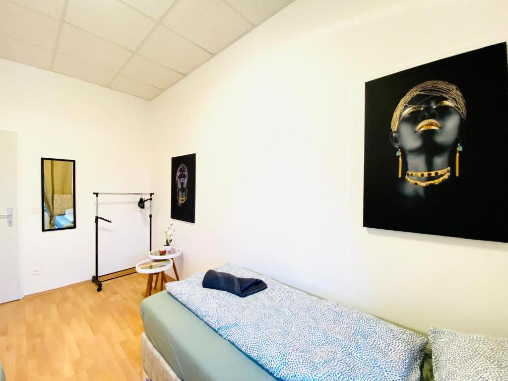 Postel nebo postele na pokoji v ubytování Comfortable 5BR shared Apt Well Connected Location