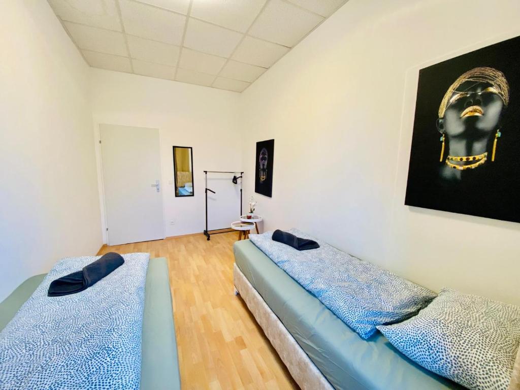 TV a/nebo společenská místnost v ubytování Comfortable 5BR shared Apt Well Connected Location