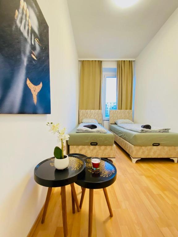 Postel nebo postele na pokoji v ubytování Comfortable 5BR shared Apt Well Connected Location