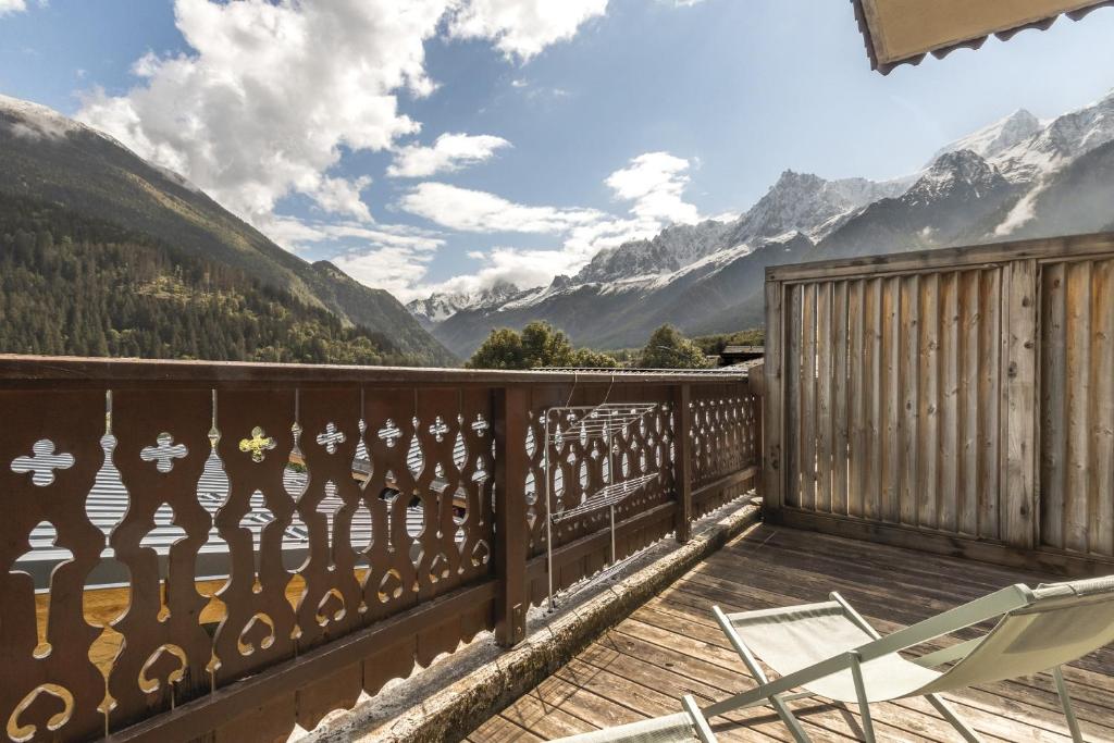 d'un balcon avec une chaise et une vue sur les montagnes. dans l'établissement Appartement Bellevue Au pied des pistes, aux Houches