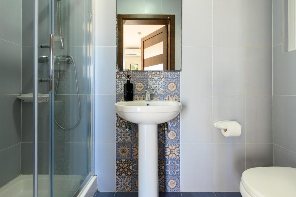 Koupelna v ubytování F4 Room 1, Private Double room with private bathroom and balcony