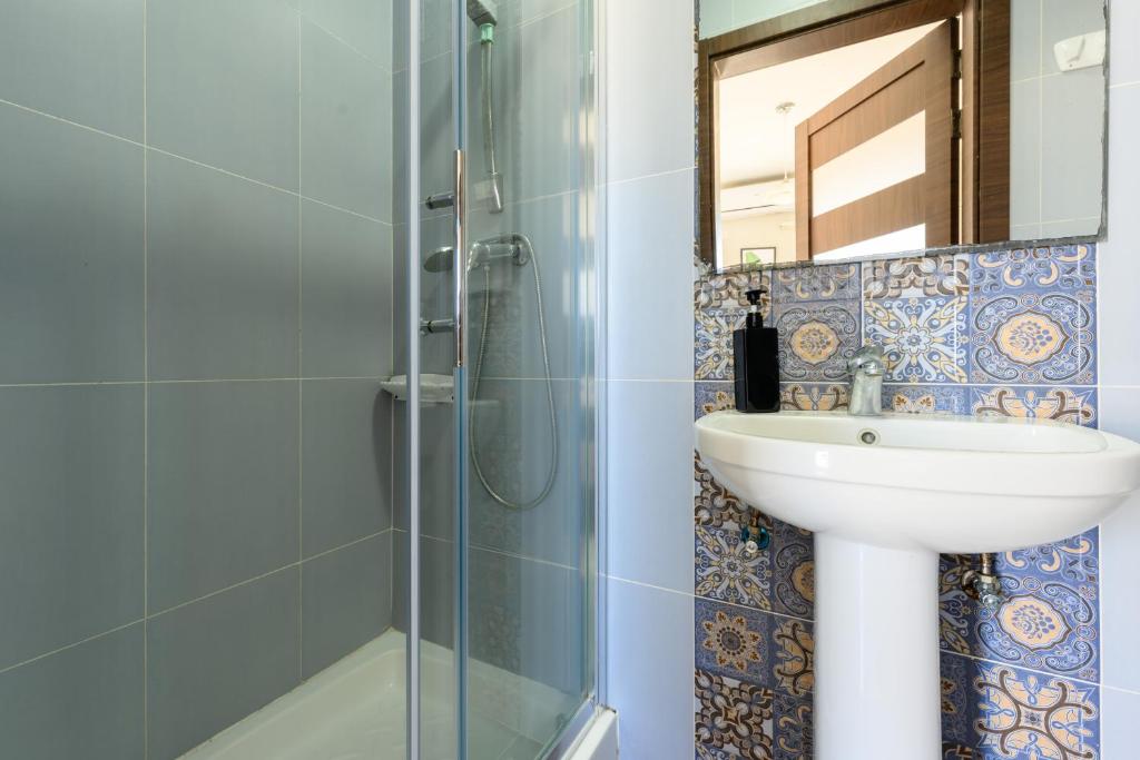 Koupelna v ubytování F4 Room 1, Private Double room with private bathroom and balcony