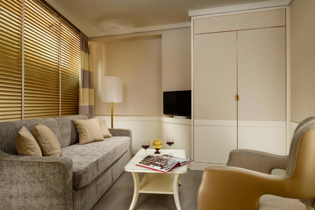 TV a/nebo společenská místnost v ubytování Ponte Vecchio Suites & Spa