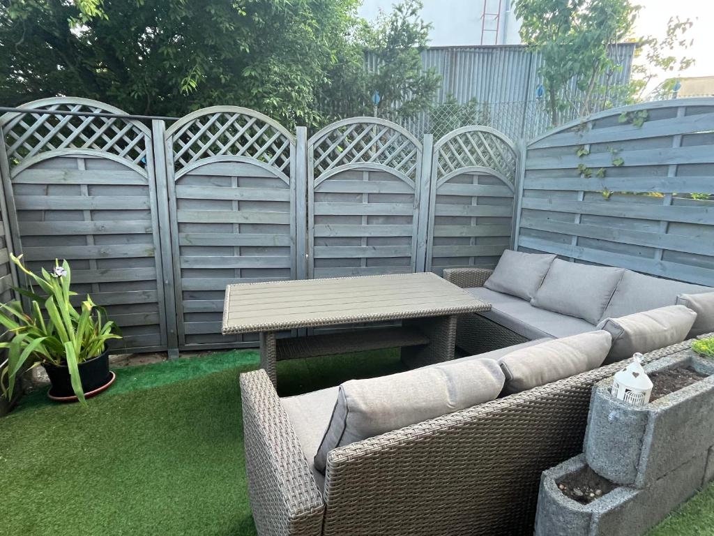 Vonkajšia záhrada v ubytovaní Apartament z tarasem
