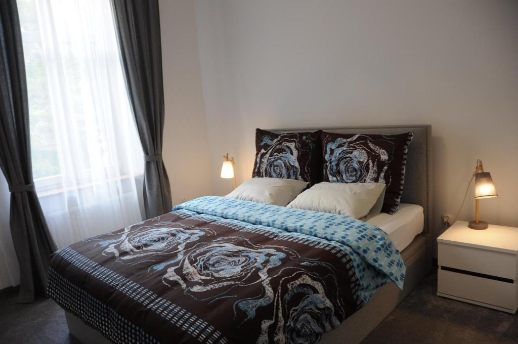 1 dormitorio con cama y ventana en Apartament Bogusławskiego, en Cracovia