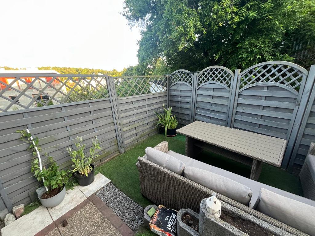Vonkajšia záhrada v ubytovaní Apartament z tarasem