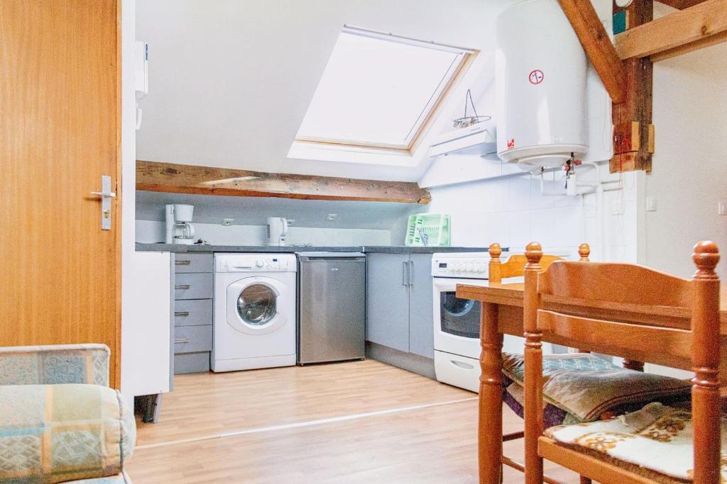 - une buanderie avec un lave-linge et un sèche-linge dans l'établissement Cosy apartment for 4, à Saint-Ouen