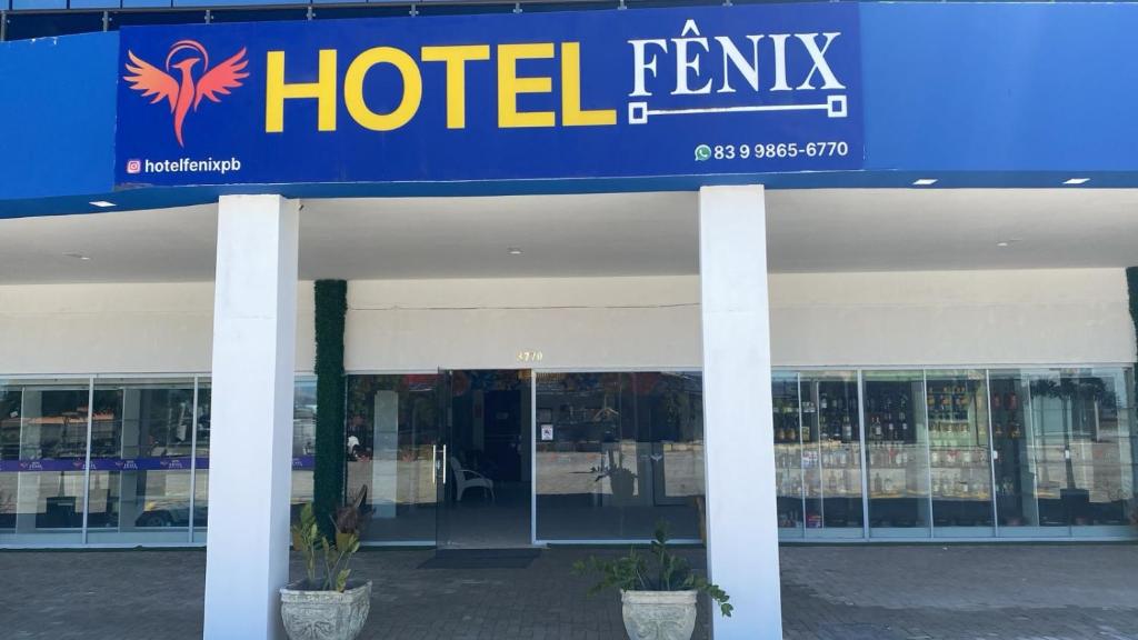 Un cartel de hotel frente a un edificio en HOTEL FÊNIX, en Campina Grande