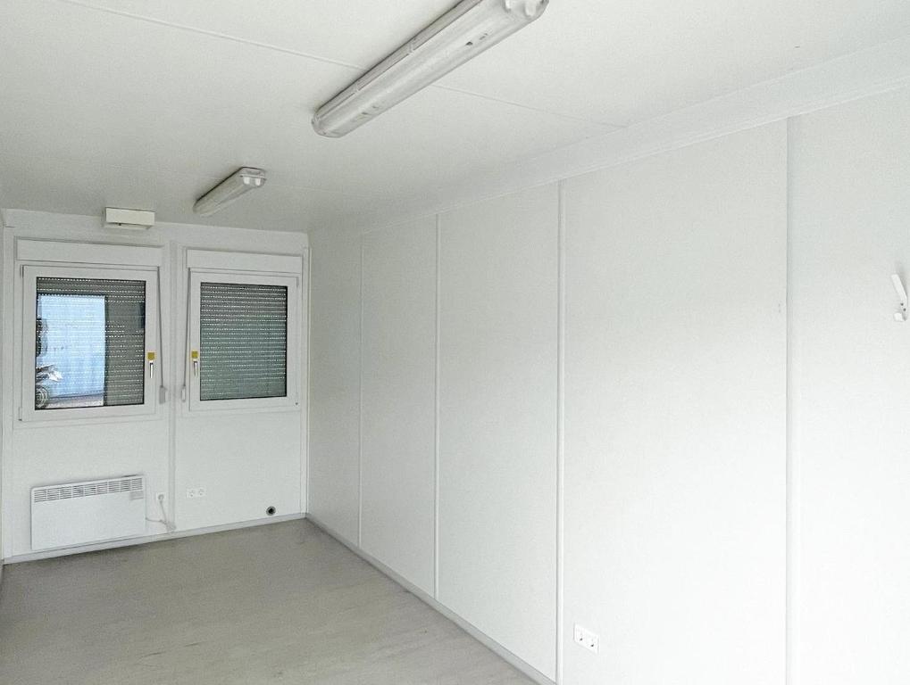 una stanza vuota con pareti e finestre bianche di Tinyhome Spielberg -Container Lodge a Flatschach