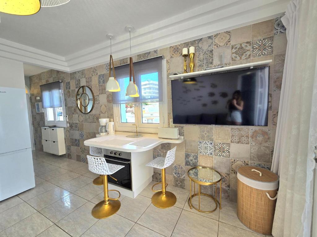 Televízia a/alebo spoločenská miestnosť v ubytovaní Apartment Orlando Sea