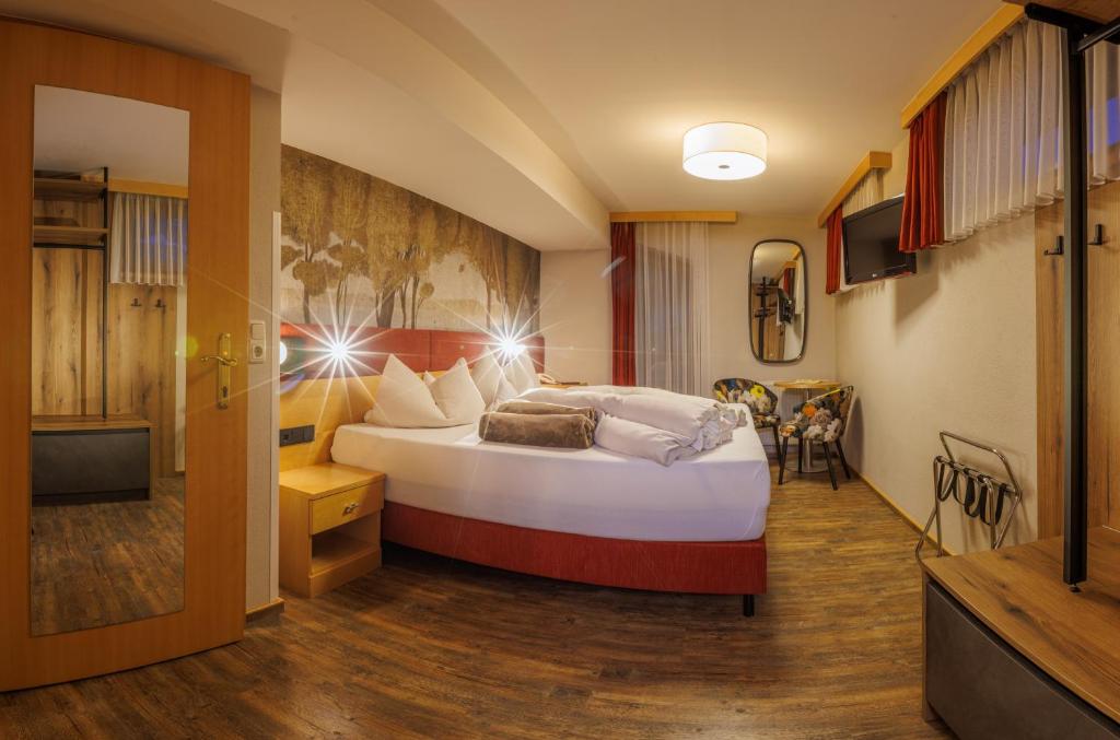 Postel nebo postele na pokoji v ubytování Hotel Landhaus Carla