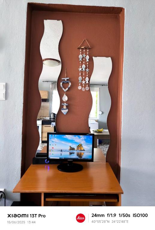 Televízia a/alebo spoločenská miestnosť v ubytovaní HOLIDAY KAVALA