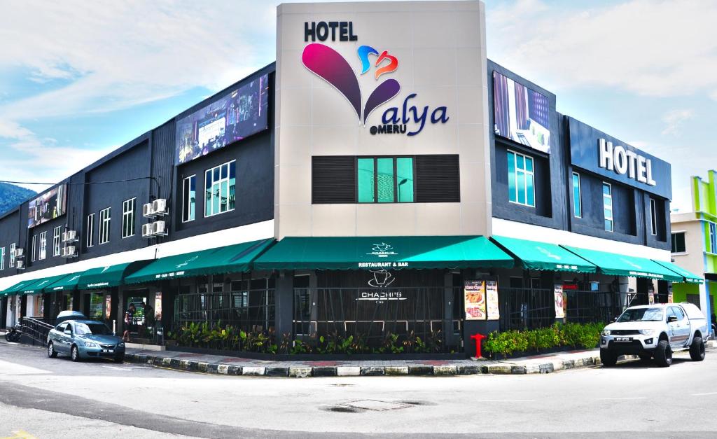 Valya Hotel, Ipoh في ايبوه: فندق فيه لافته على جانب مبنى