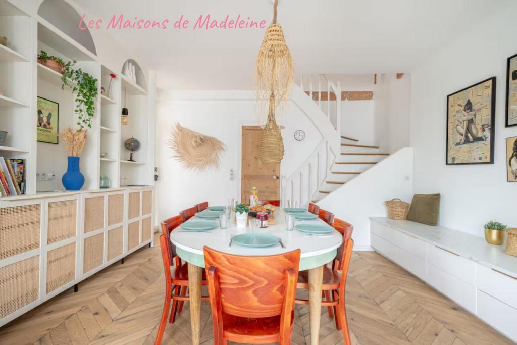 une salle à manger avec une table et des chaises dans l'établissement Belle des Marais, Villa terrasse, plage et bourg à pied, au Pouliguen