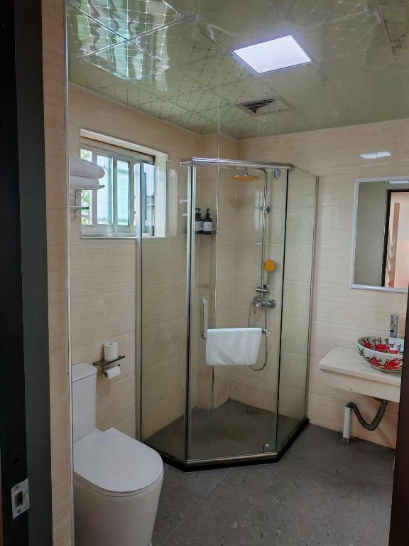Vannituba majutusasutuses Guilin Camphor Country House -Free pick up service