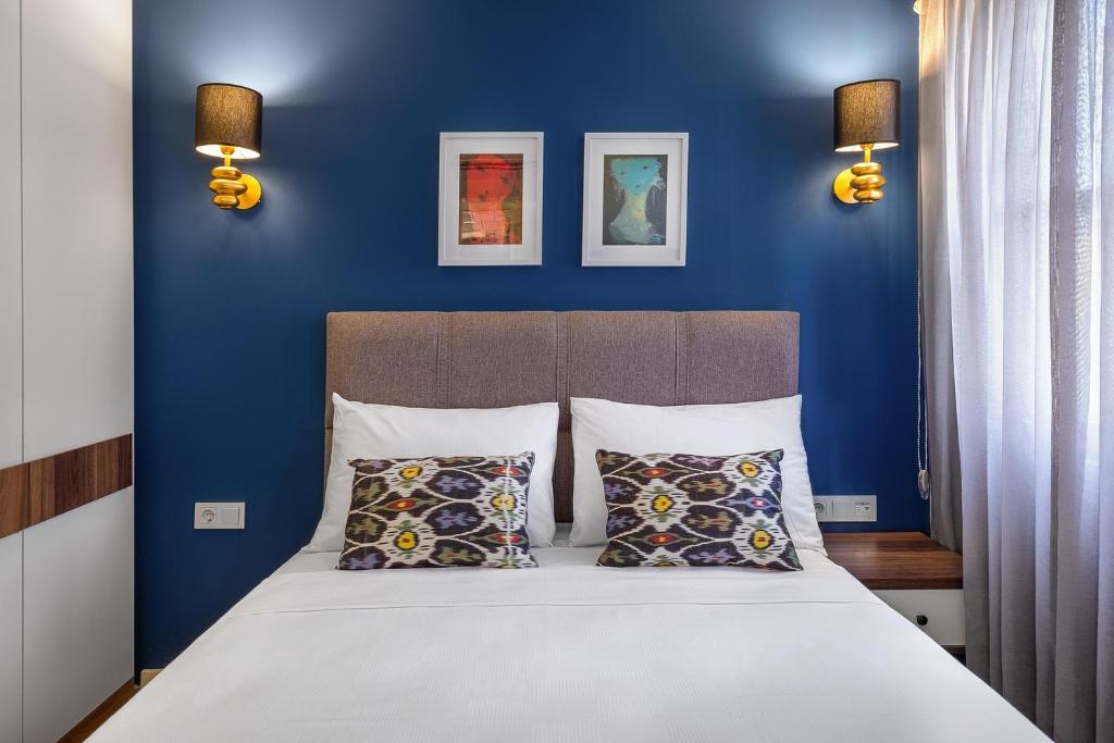 A bed or beds in a room at Mono Hotel