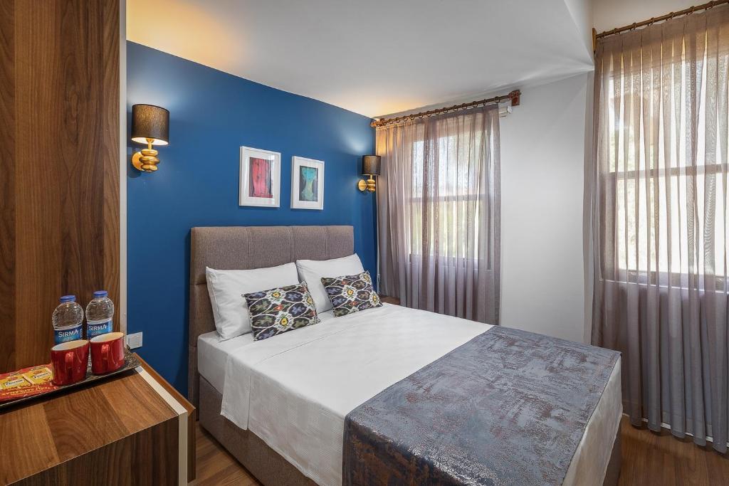 A bed or beds in a room at Mono Hotel