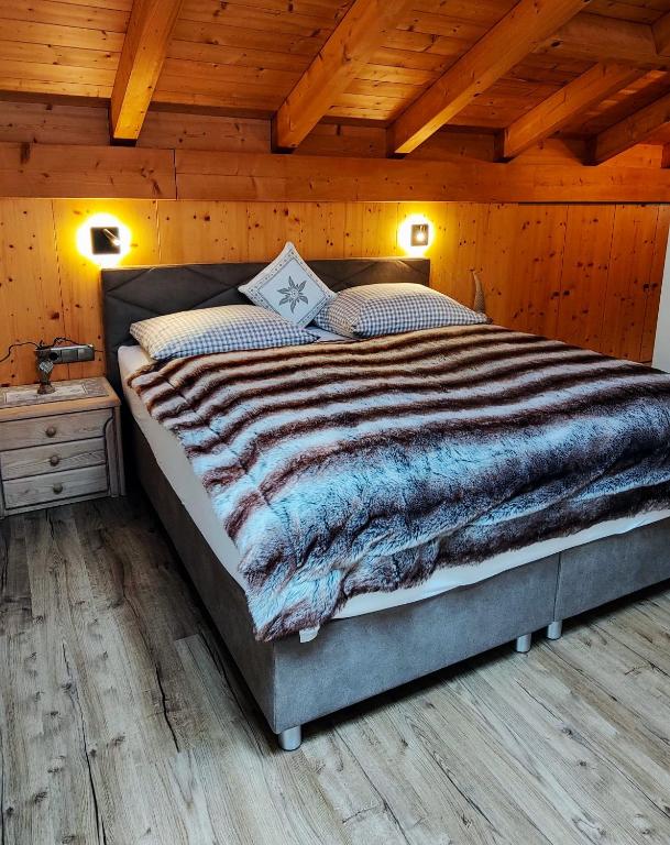Postel nebo postele na pokoji v ubytování Garni Hotel Belalp