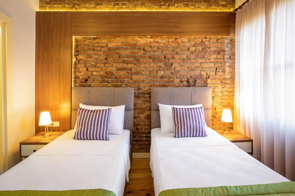 A bed or beds in a room at Mono Hotel