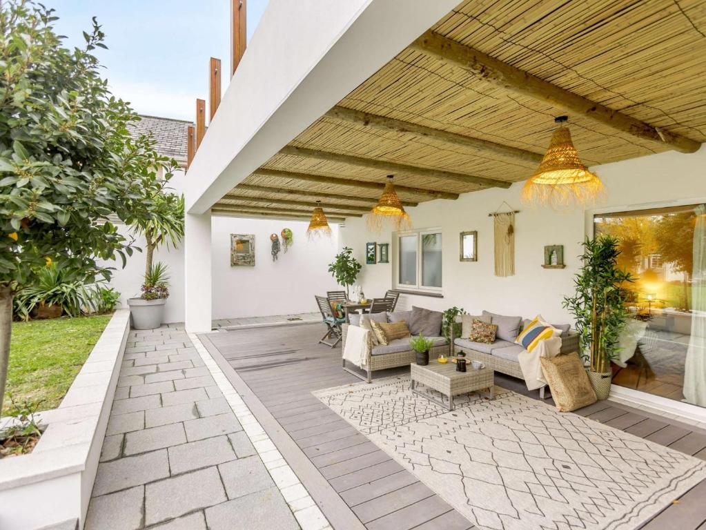 ビデフォードにある2 Bed in Westward Ho 89540の屋外パティオ(ソファ、椅子付)