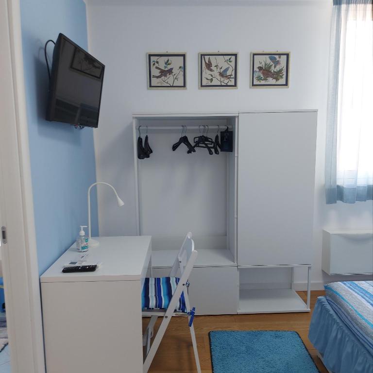 TV a/nebo společenská místnost v ubytování Il Guasco Rooms
