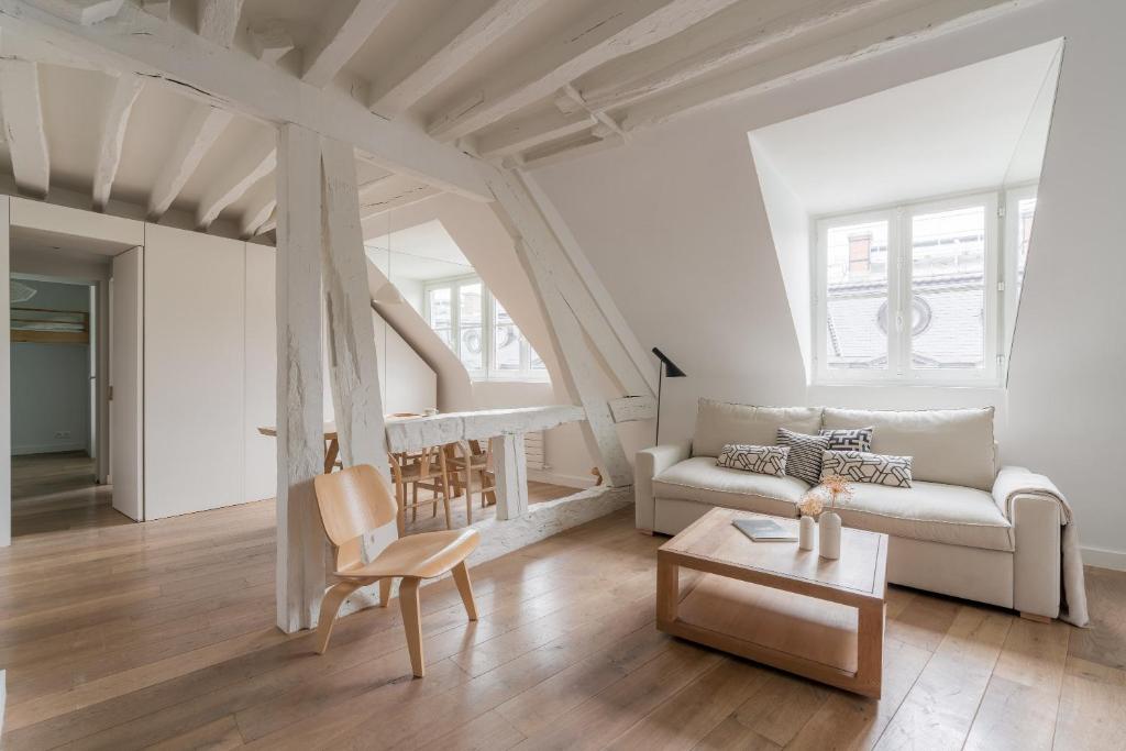 un salon avec un canapé et une table dans l'établissement Veeve - The Ecologist, à Paris