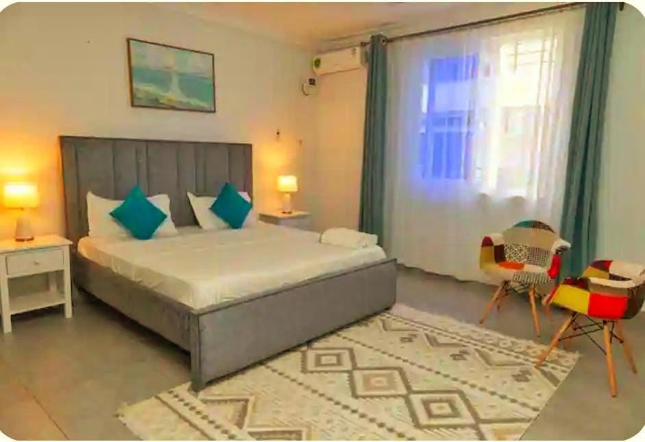 Postel nebo postele na pokoji v ubytování Shanzu Oceanline Suites