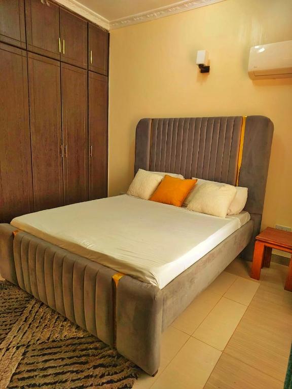 Postel nebo postele na pokoji v ubytování Shanzu Oceanline Suites