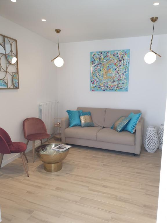 un salon avec un canapé et une table dans l'établissement Appartement T2 avec grande terrasse idéalement situé Cannes centre, à Cannes