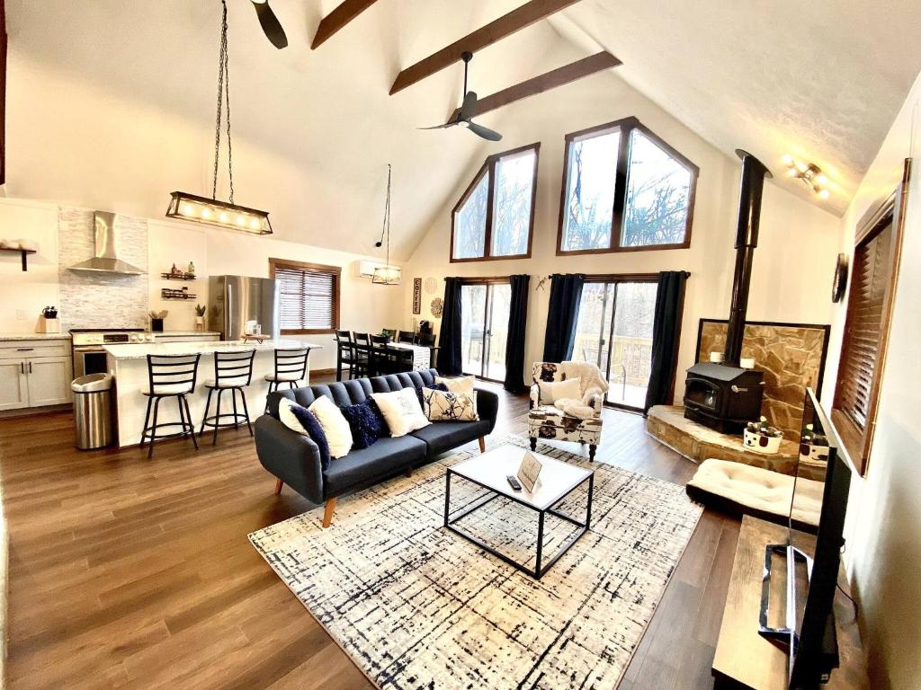 Ruang duduk di Hot Tub Luxe Retreat • Game Room • Lake • Bryce
