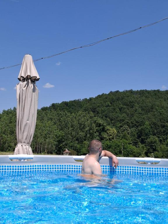 Bazén v ubytování VIKENDICA GARAŠKI KUTAK nebo v jeho okolí
