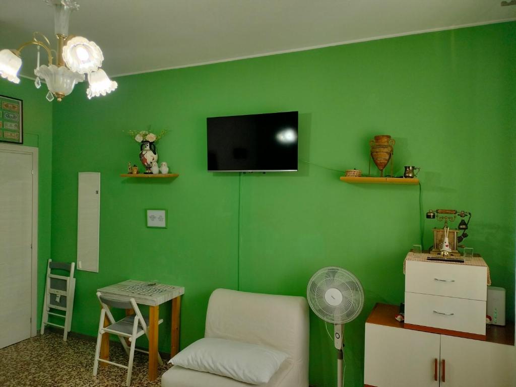 TV a/nebo společenská místnost v ubytování Mini Room Pero