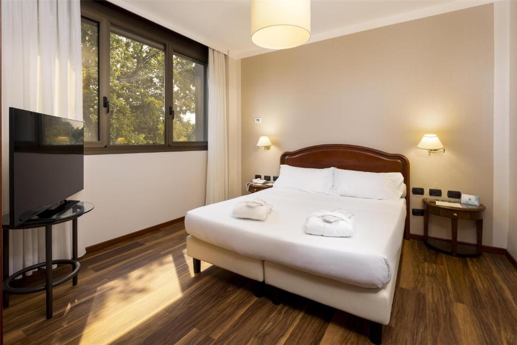 sypialnia z łóżkiem i dwoma ręcznikami na nim w obiekcie Best Western Air Hotel Linate w mieście Segrate