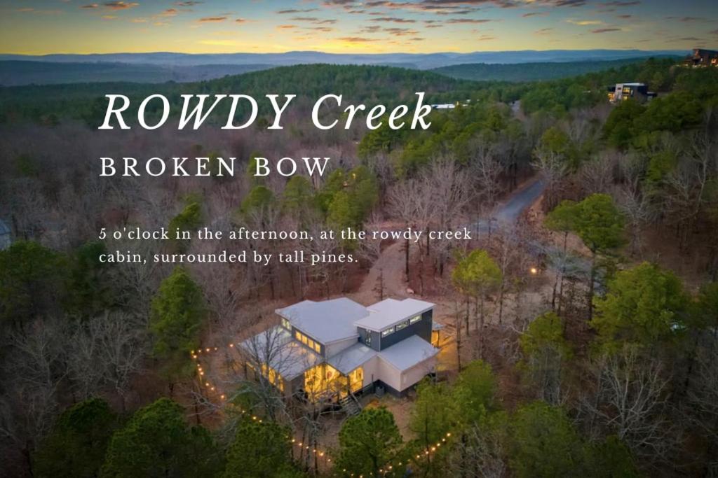 ブロークン・ボウにあるRowdy Creek Pines Retreat & Hot Tubの森の中の家の本の表紙