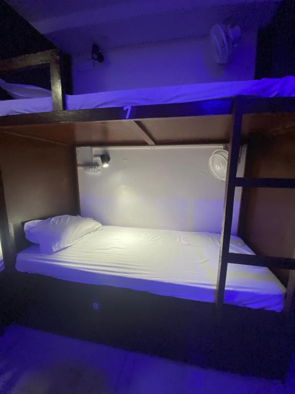 Μία ή περισσότερες κουκέτες σε δωμάτιο στο Cozy Inn Hostel