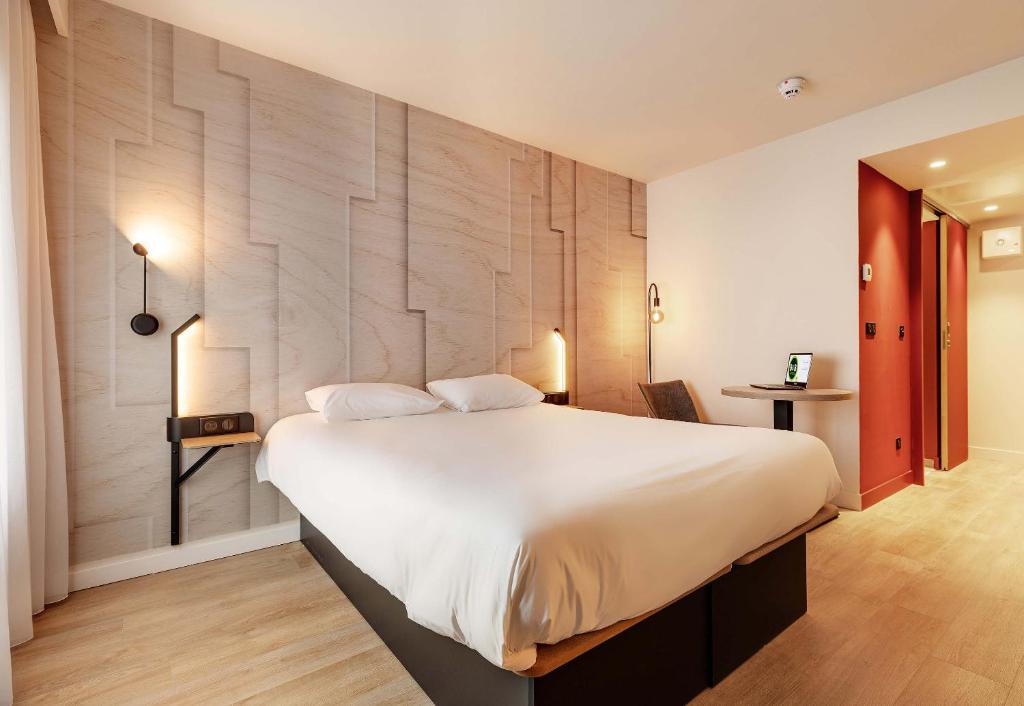 Postel nebo postele na pokoji v ubytování B&B HOTEL Lille Lillenium Eurasanté