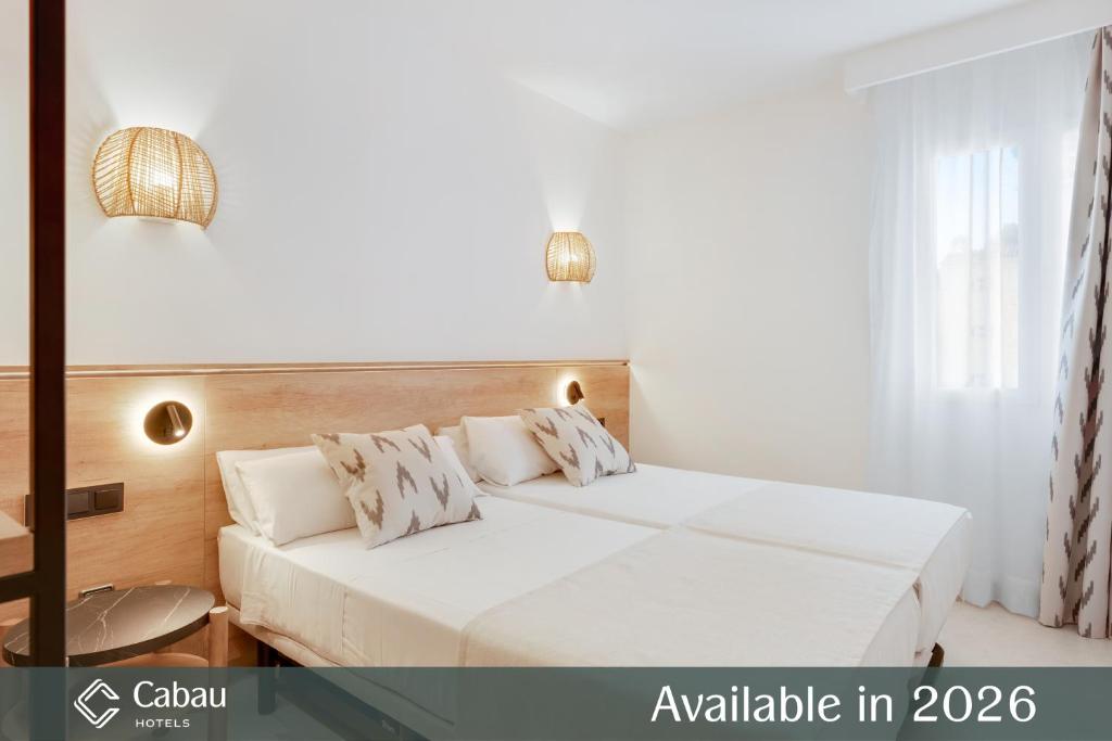 un dormitorio con una cama con sábanas y almohadas blancas en Aparthotel Aquasol, en Palmanova