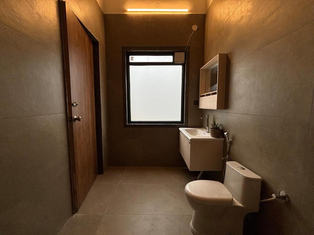 Koupelna v ubytování BaliSoul 4BR A Day in Bali,Hyderabad By Homeyhuts