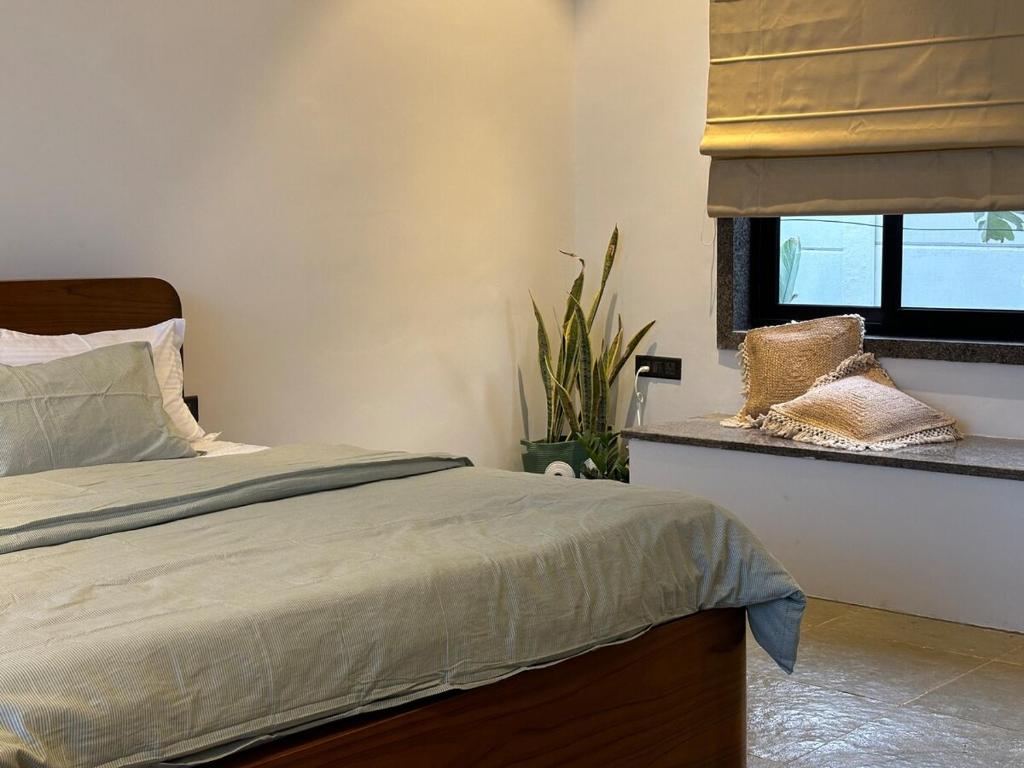 Postel nebo postele na pokoji v ubytování BaliSoul 4BR A Day in Bali,Hyderabad By Homeyhuts