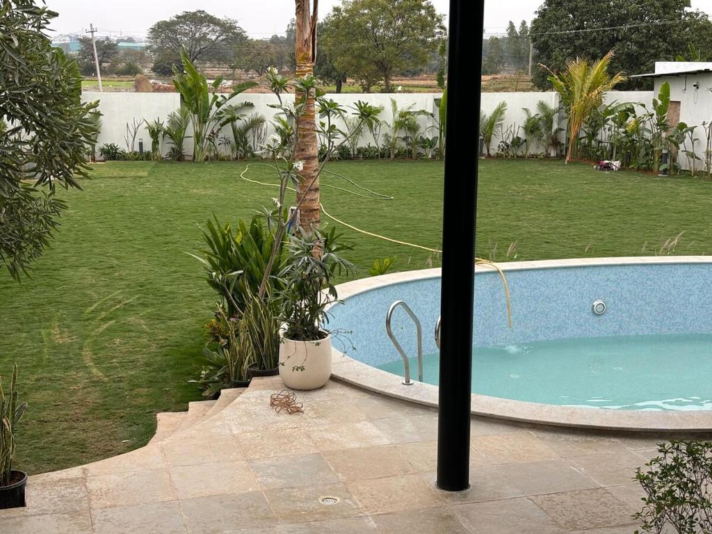 Bazén v ubytování BaliSoul 4BR A Day in Bali,Hyderabad By Homeyhuts nebo v jeho okolí