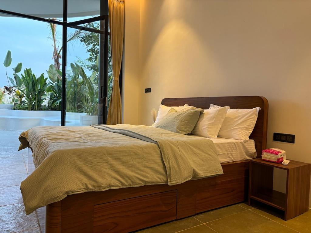 Postel nebo postele na pokoji v ubytování BaliSoul 4BR A Day in Bali,Hyderabad By Homeyhuts
